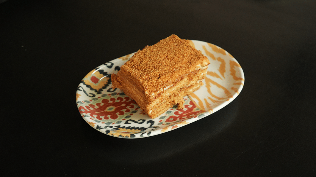 Assiette de gâteau au miel