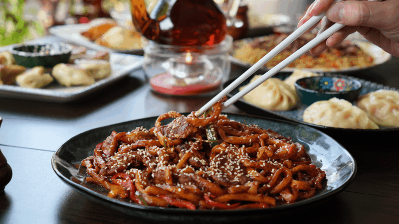 Une personne mange un plat de qoruma leghmen