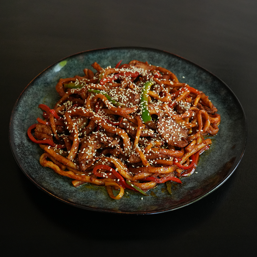 Une assiette de qoruma leghmen