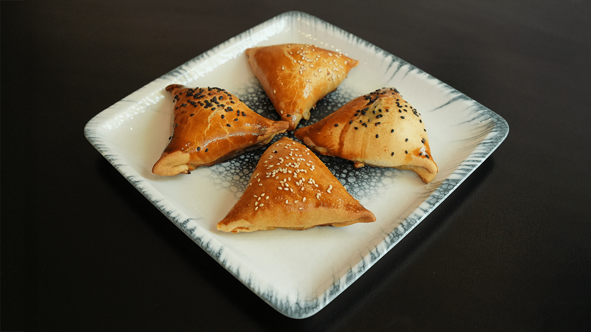 Plat de samsas au boeuf et au poulet