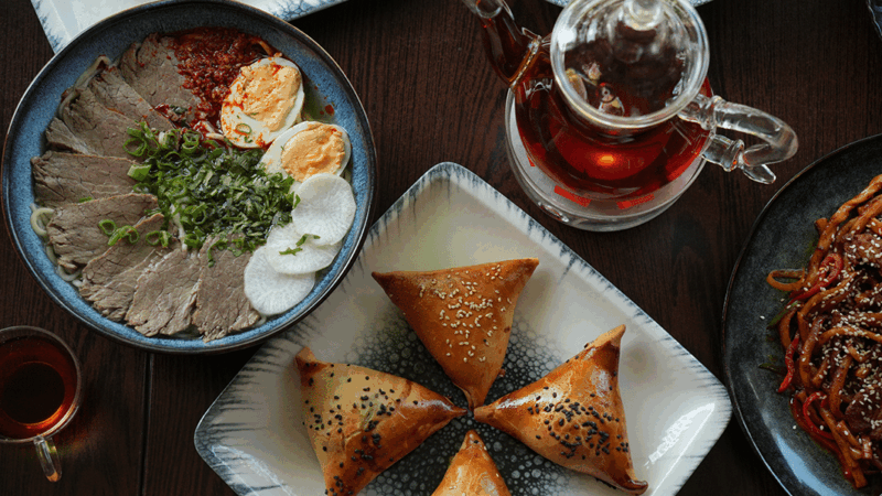 Table de plats de nouilles royales, de samsas et de thé