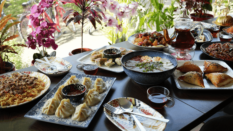 Table avec de nombreux plats ouïghours